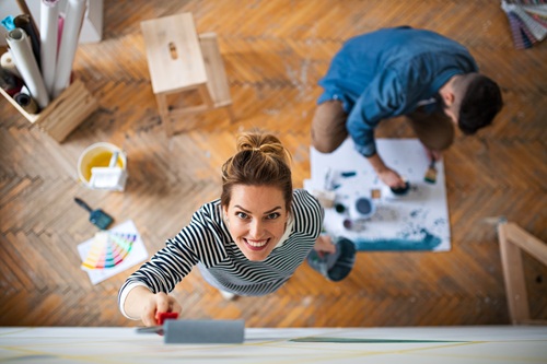 couple qui fait des travaux dans leur maison